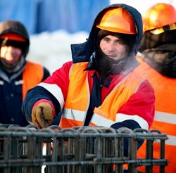 Строитель в зимней спецодежде