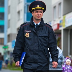 Капитан полиции в повседневной форме одежды